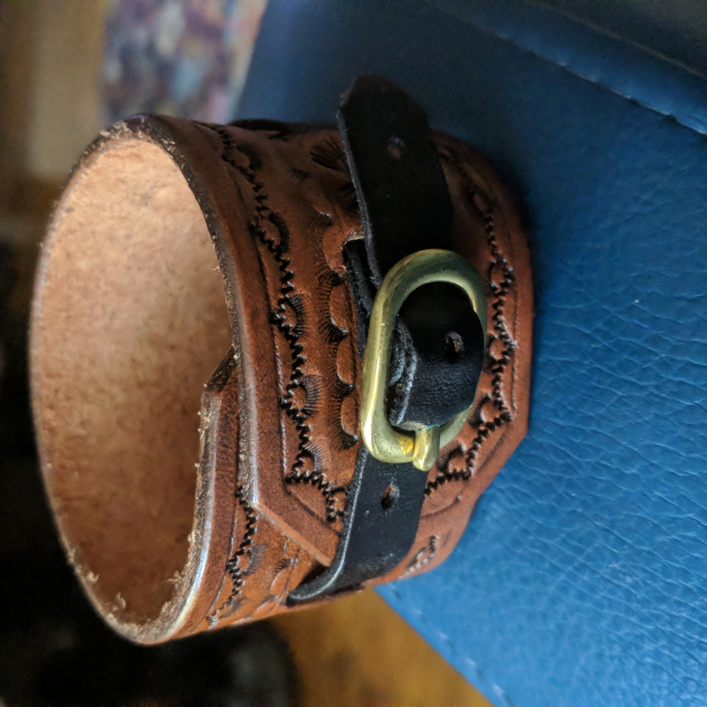 Leather cuff bracelet with buckle - Picture 3 of 4